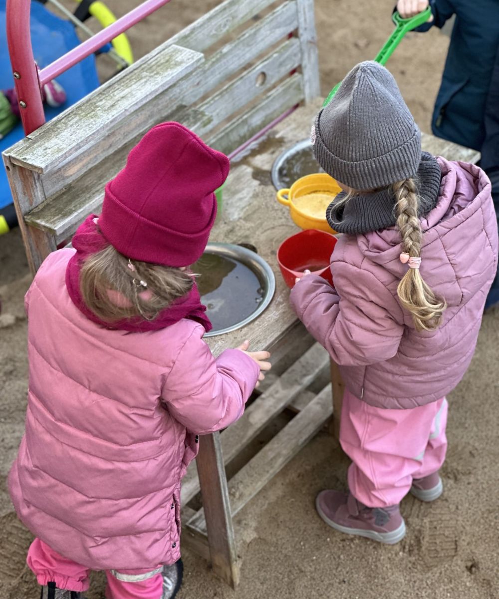 Kinder-bei-Wasserspielplatz
