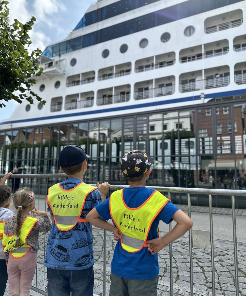Kinder-vor-grossem-Schiff