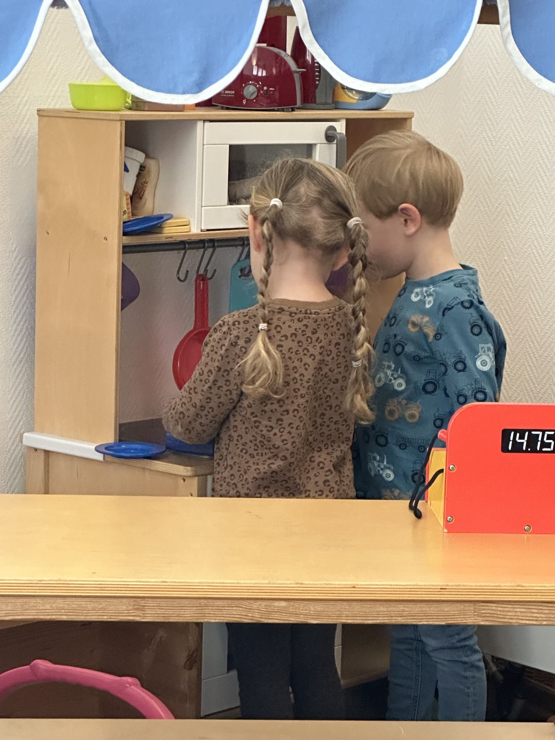 zwei-Kinder-an-Spielkueche