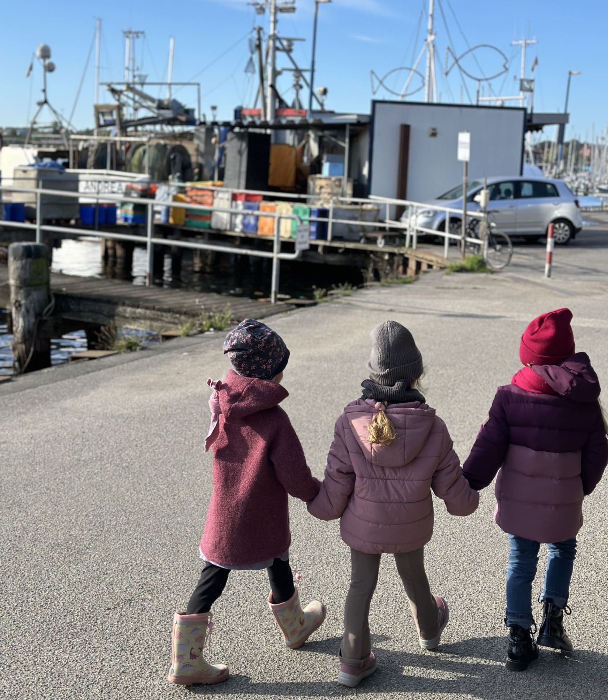drei-kinder-am-hafen