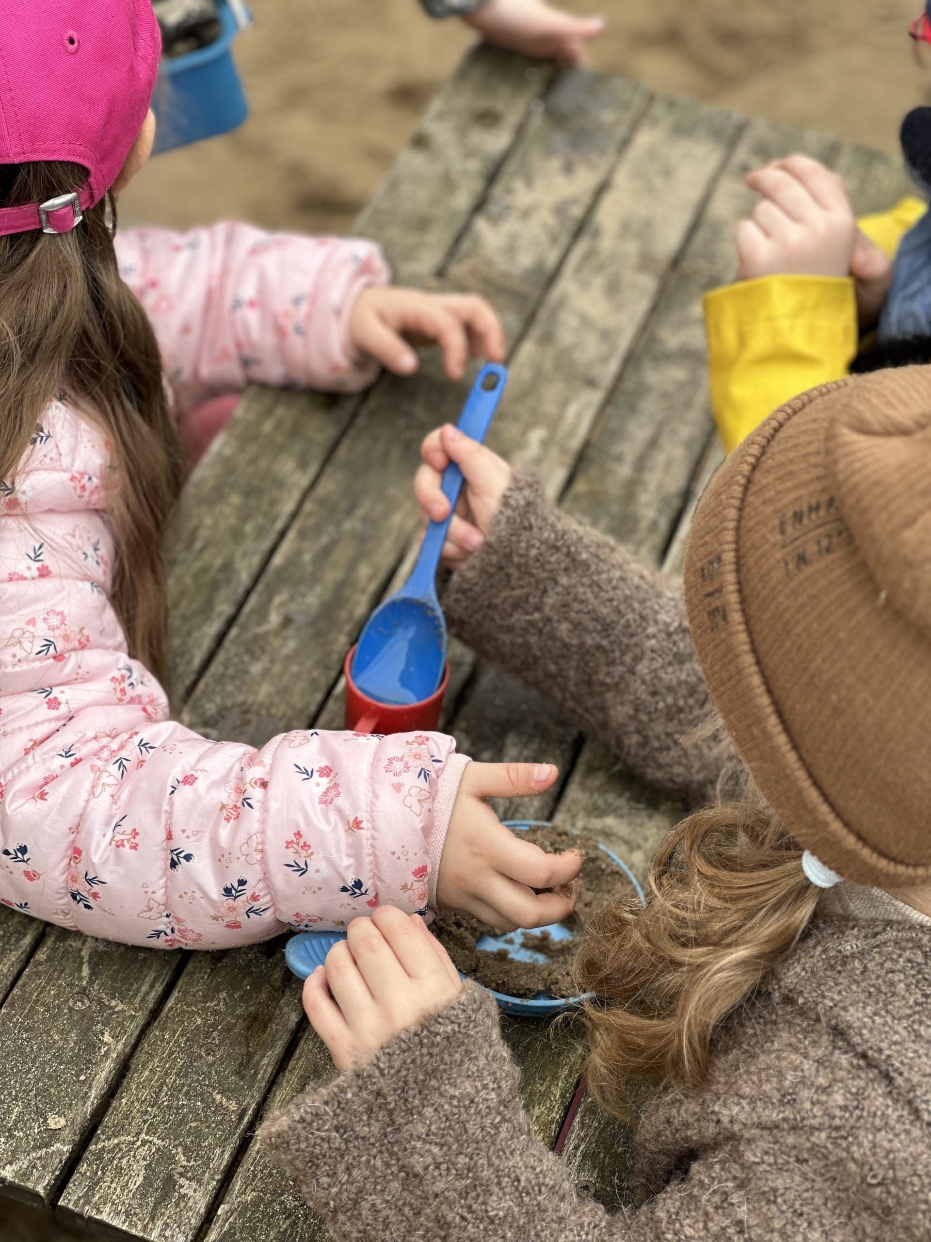 Kinder-spielen-mit-Sand