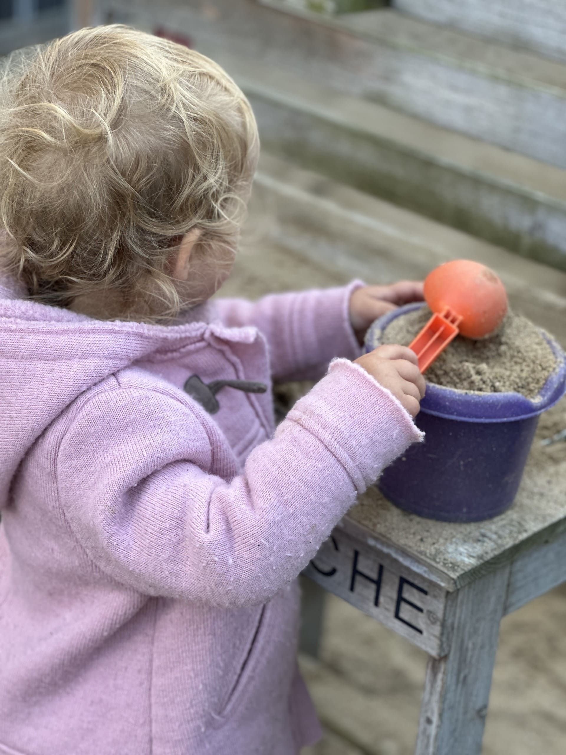Kind-mit-Sand-am-Tisch